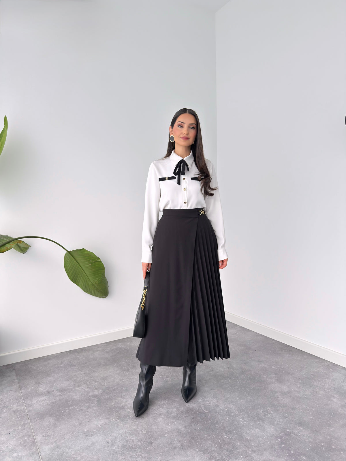 WRAP CLOSURE PLEAT DETAIL SKIRT BLACK