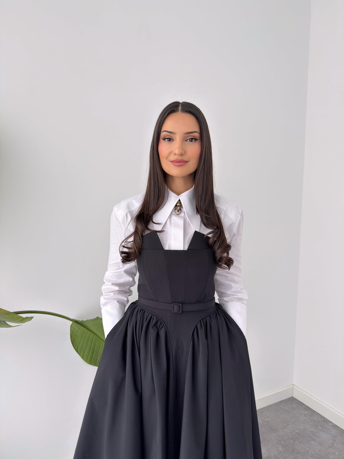 فستان أسود بدون حمالات بخصر مناسب