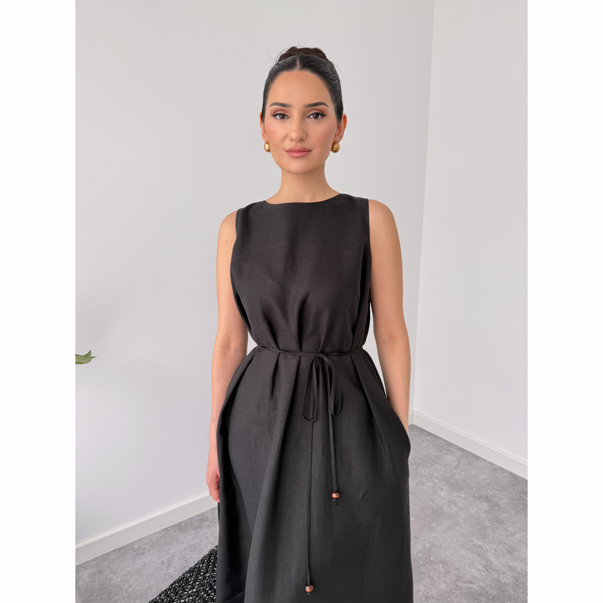 BACK LOW-CUT 100% LINEN DRESS BLACK