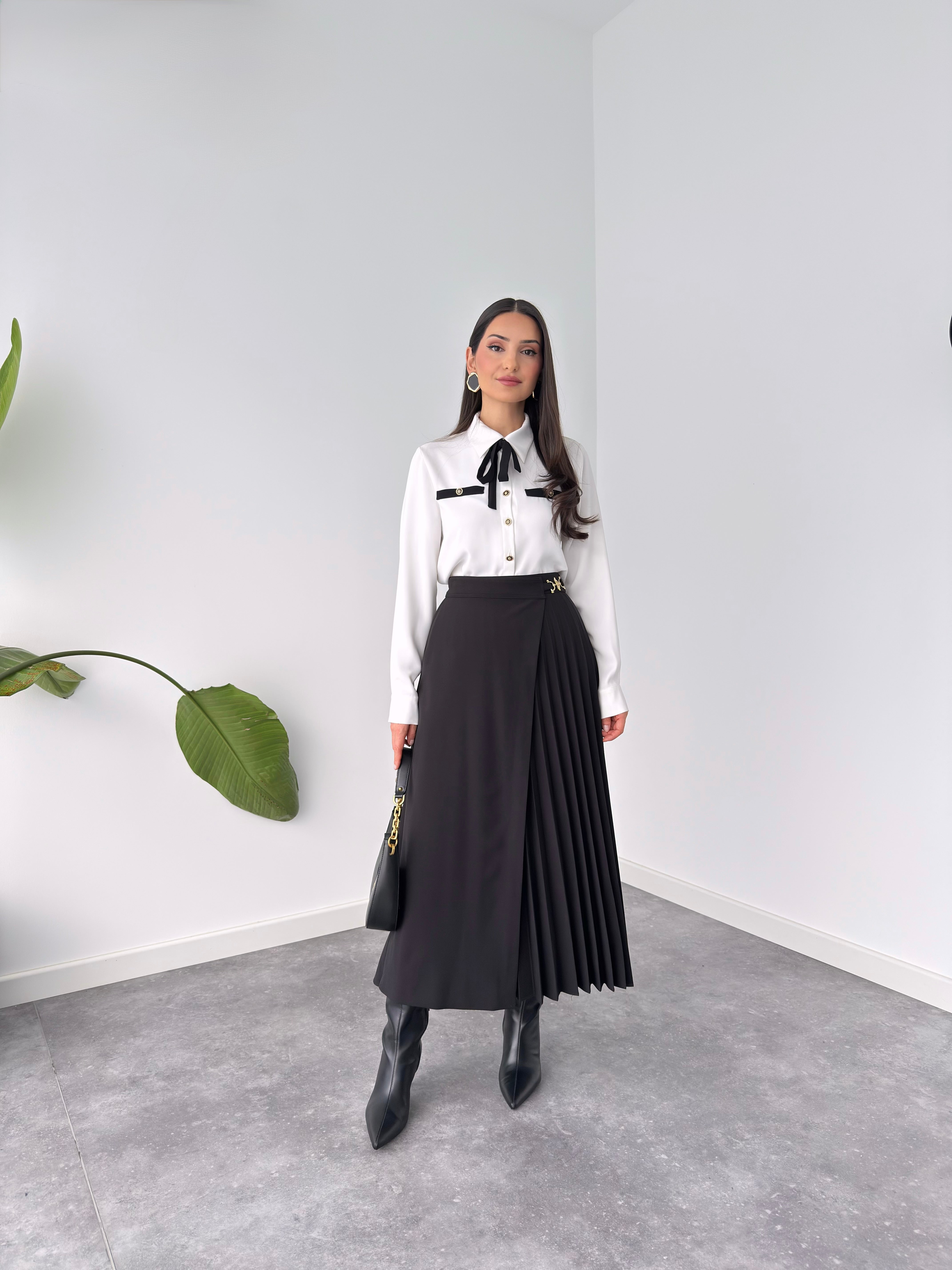 WRAP CLOSURE PLEAT DETAIL SKIRT BLACK