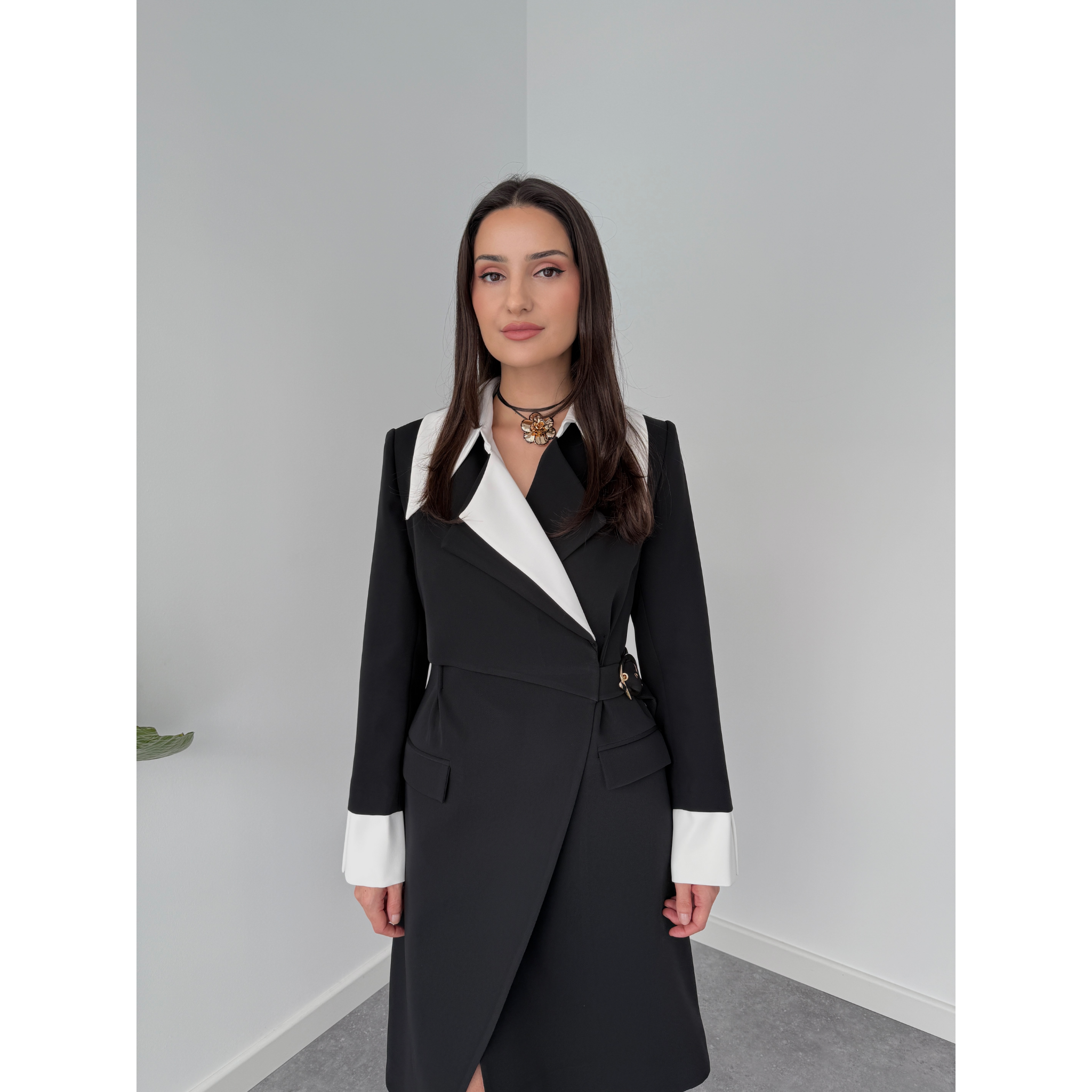 CONTRAST COLLAR AND CUFF DETAILED WRAP DRESS