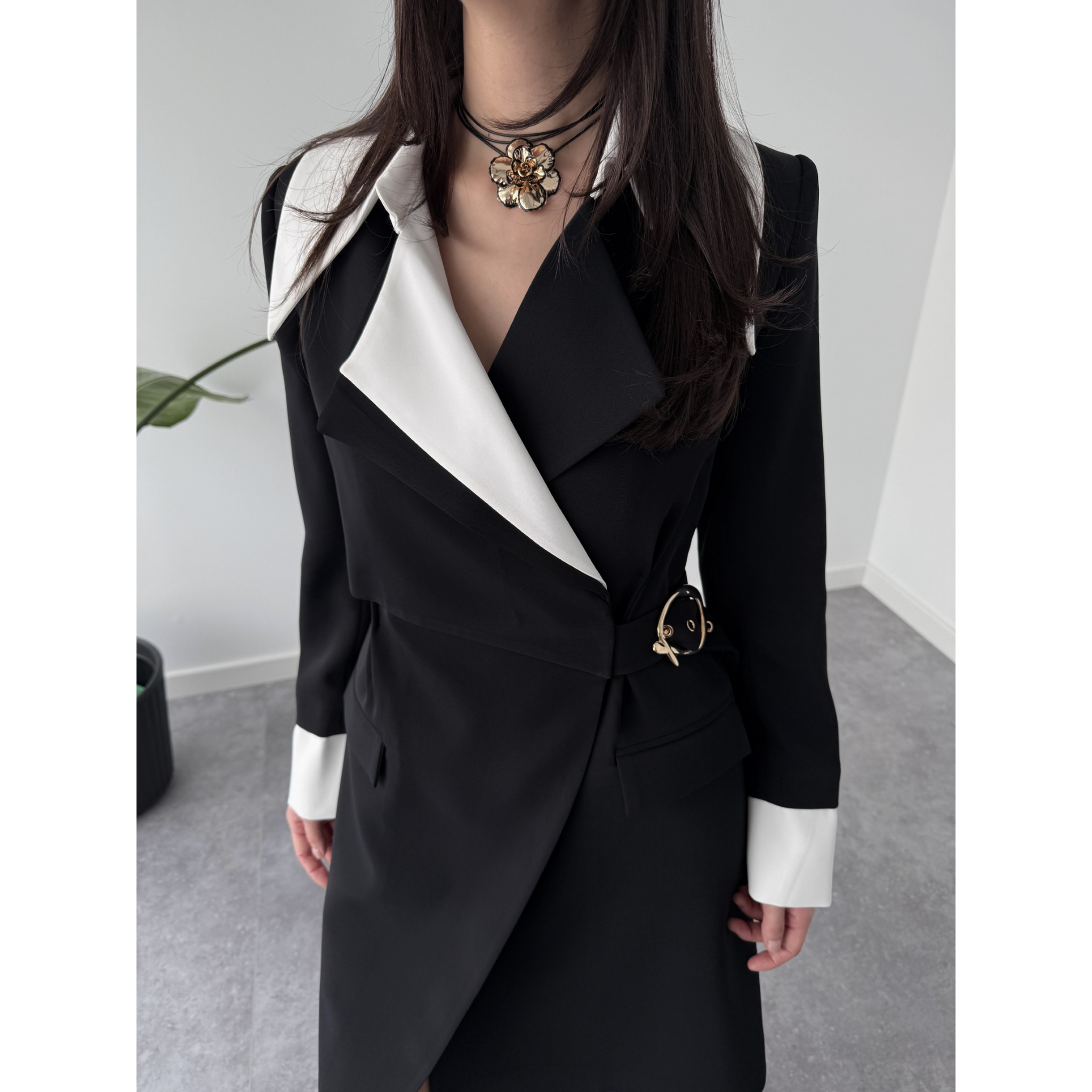 CONTRAST COLLAR AND CUFF DETAILED WRAP DRESS