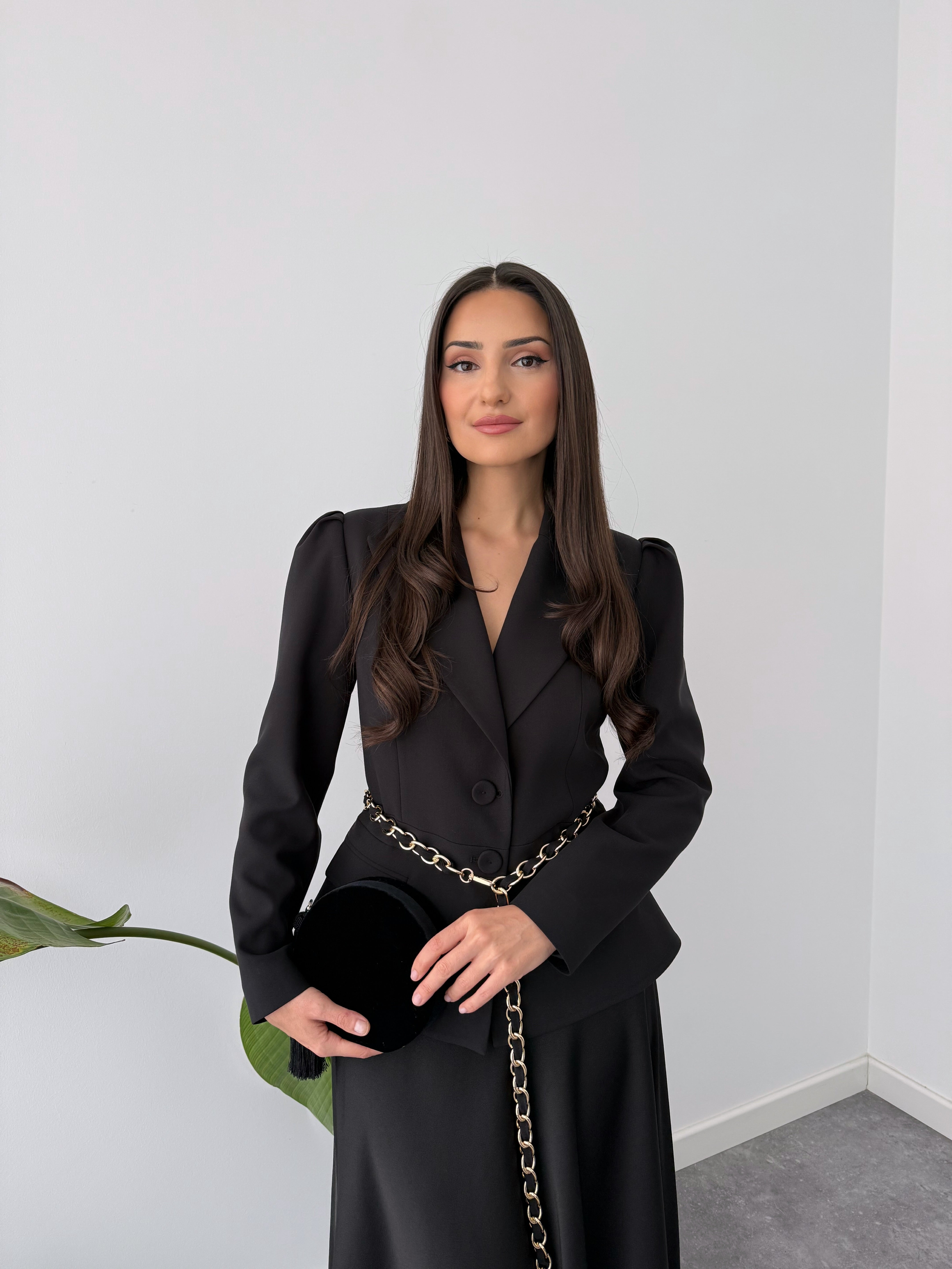 طقم تنورة مع إكسسوار سلسلة خصر باللون الأسود