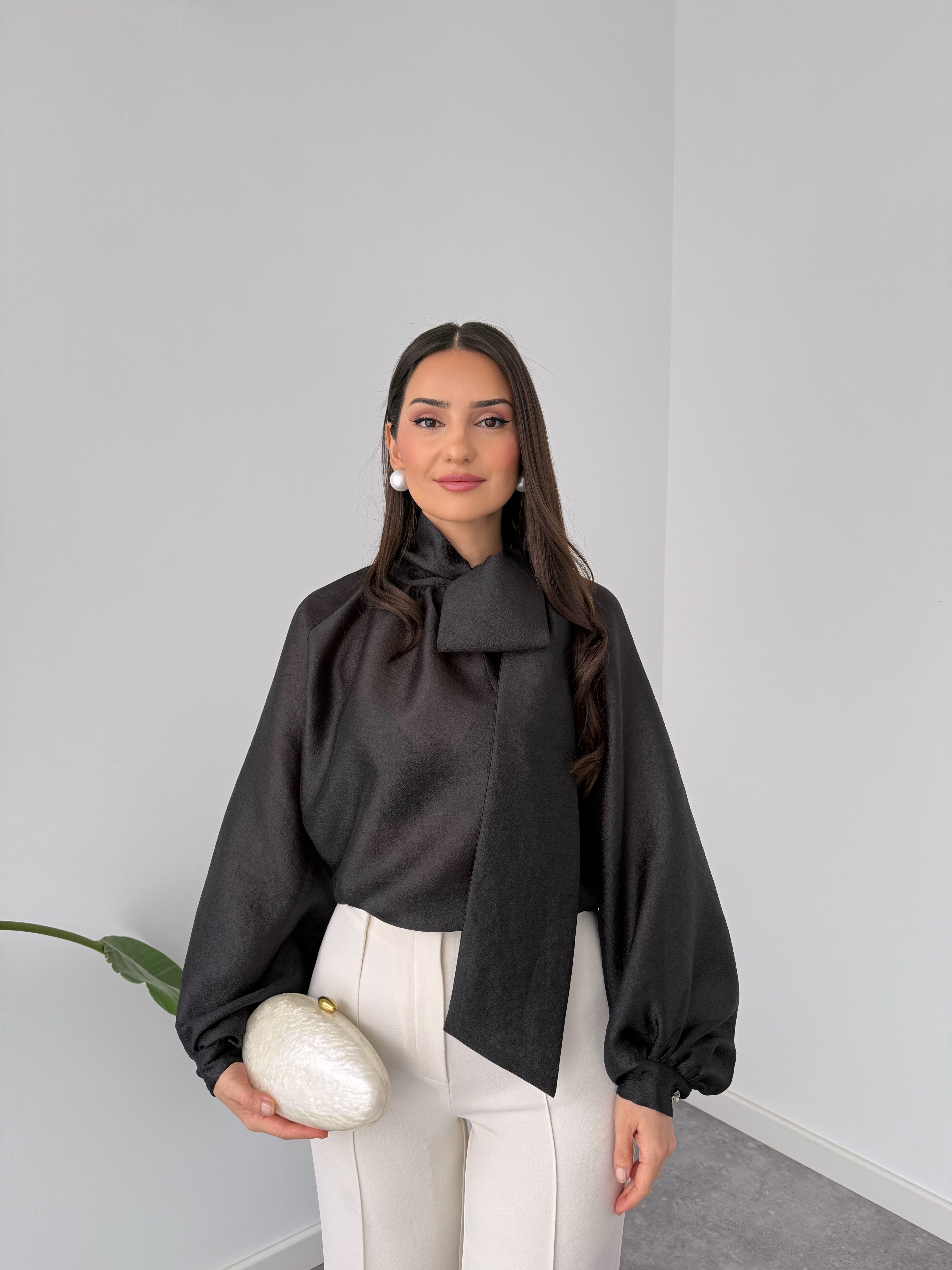 AT THE NECK TIE-FASTENING PUFF SLEEVE OVERSIZED BLOUSE BLACK