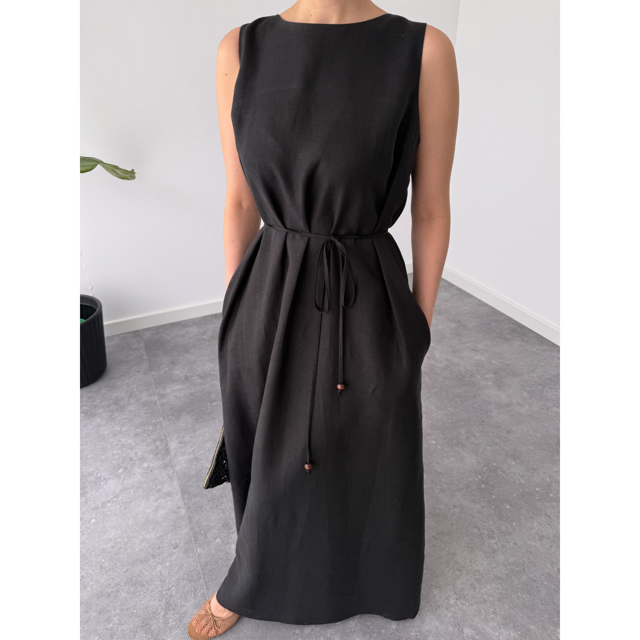 BACK LOW-CUT 100% LINEN DRESS BLACK