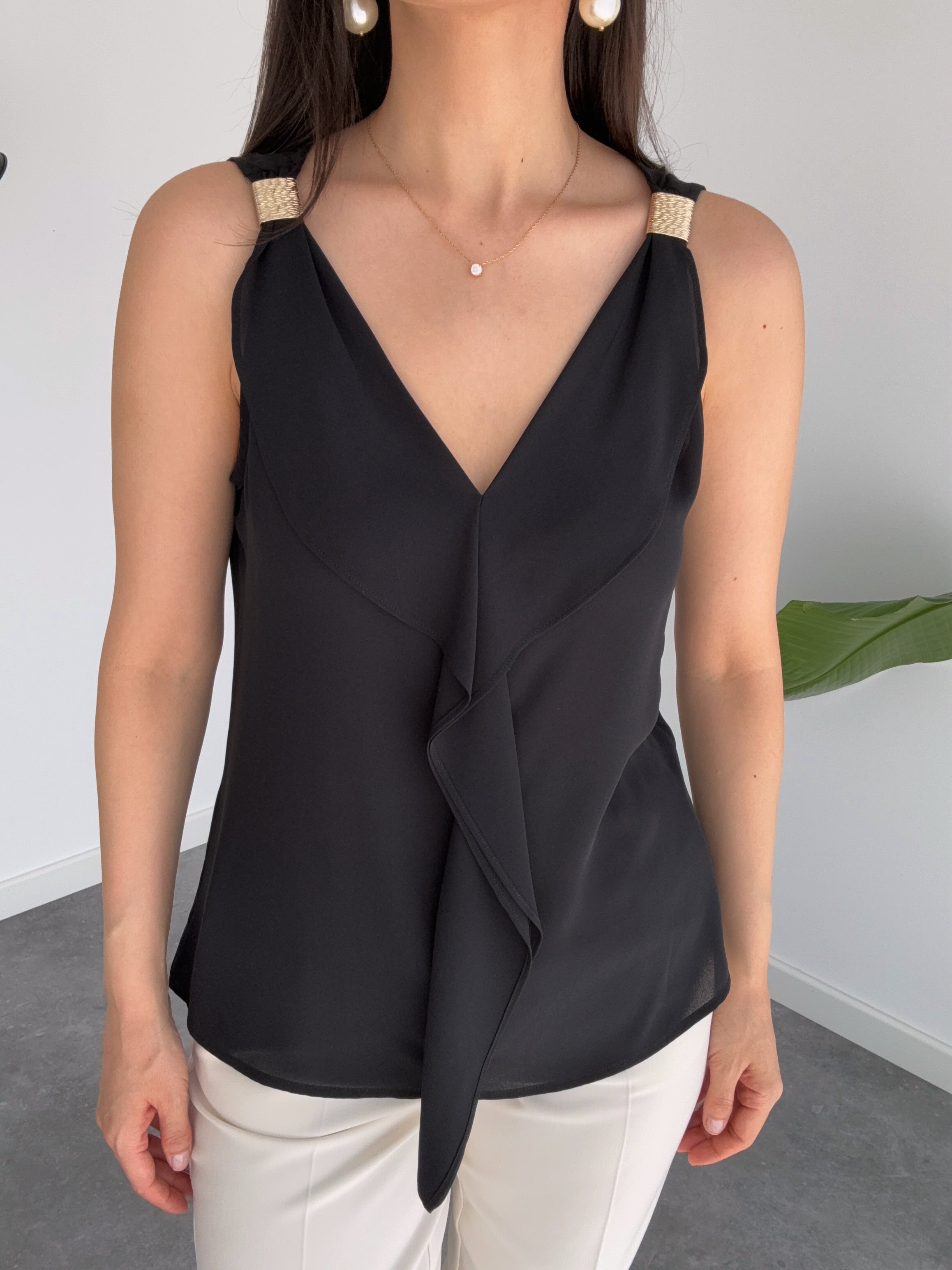 ACCESSORY SHOULDERS DETAILED V-NECK BLOUSE BLACK