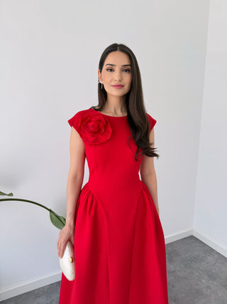 BELE OTURAN GÜL DETAY ELBİSE KIRMIZI