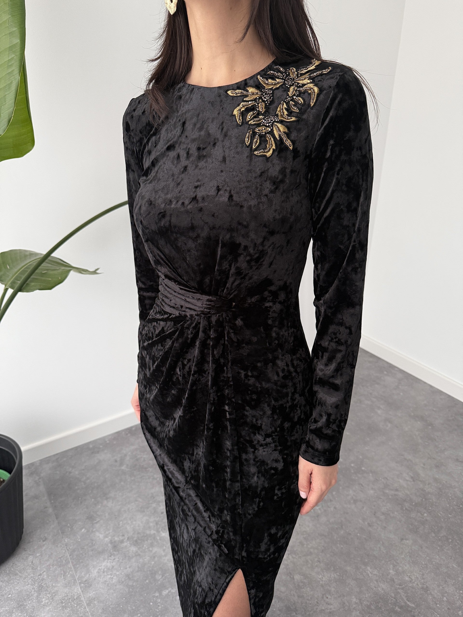 HAND EMBROIDERY DETAILED SLIT VELVET DRESS