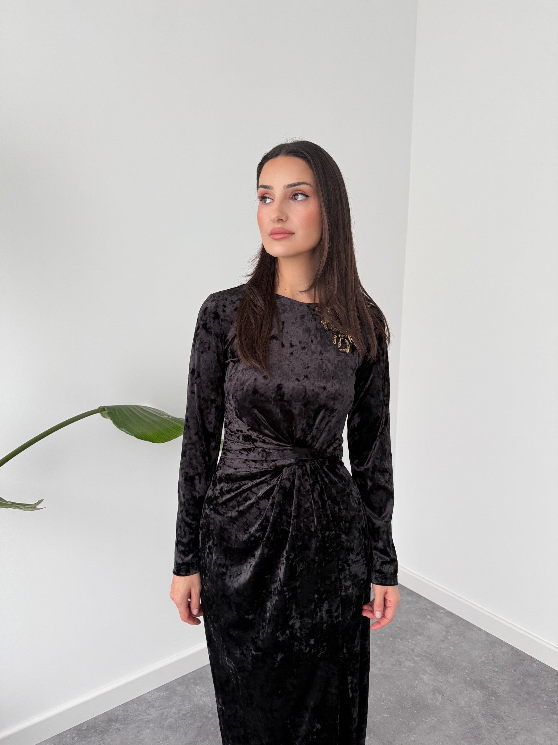 HAND EMBROIDERY DETAILED SLIT VELVET DRESS