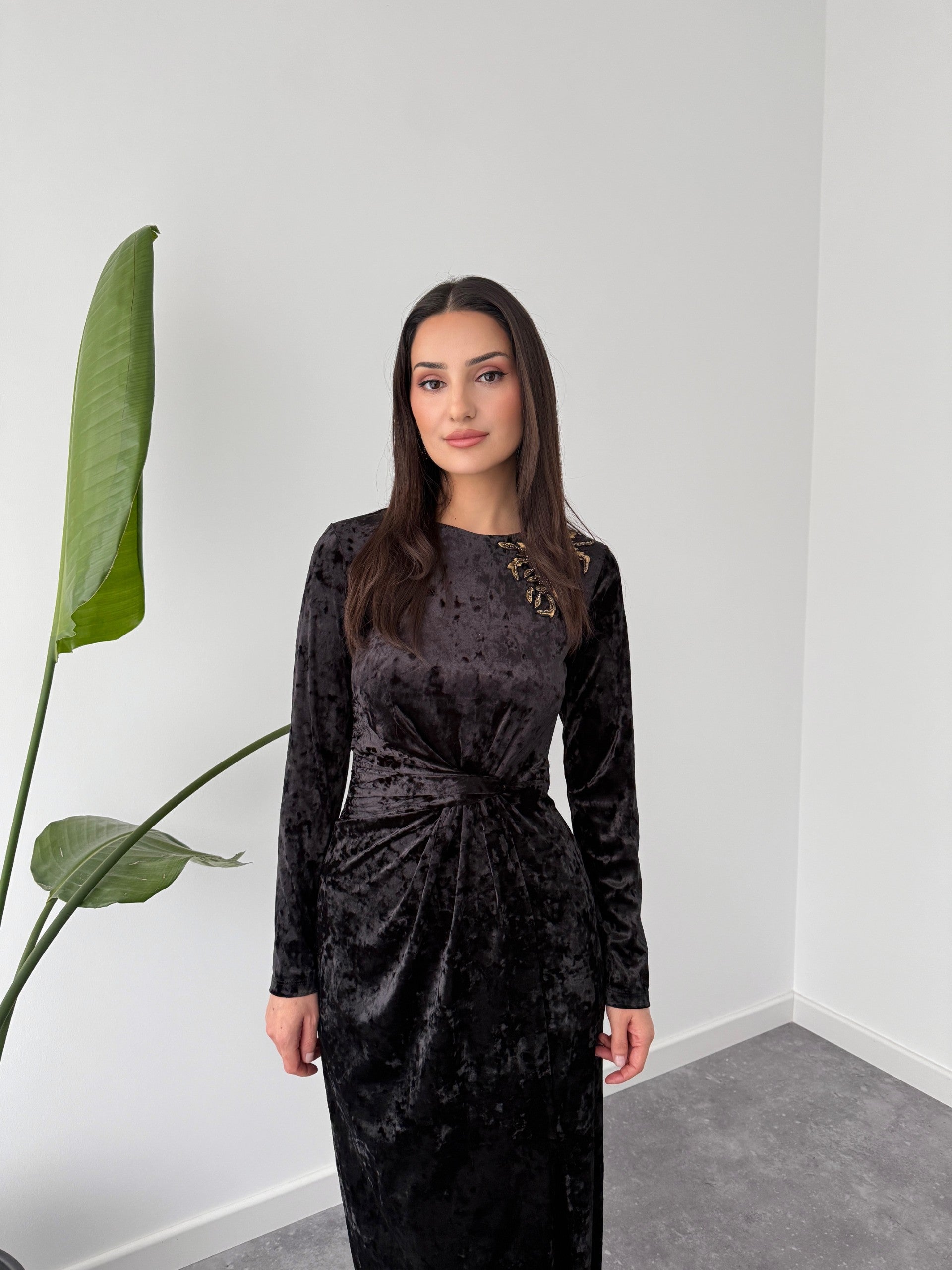 HAND EMBROIDERY DETAILED SLIT VELVET DRESS