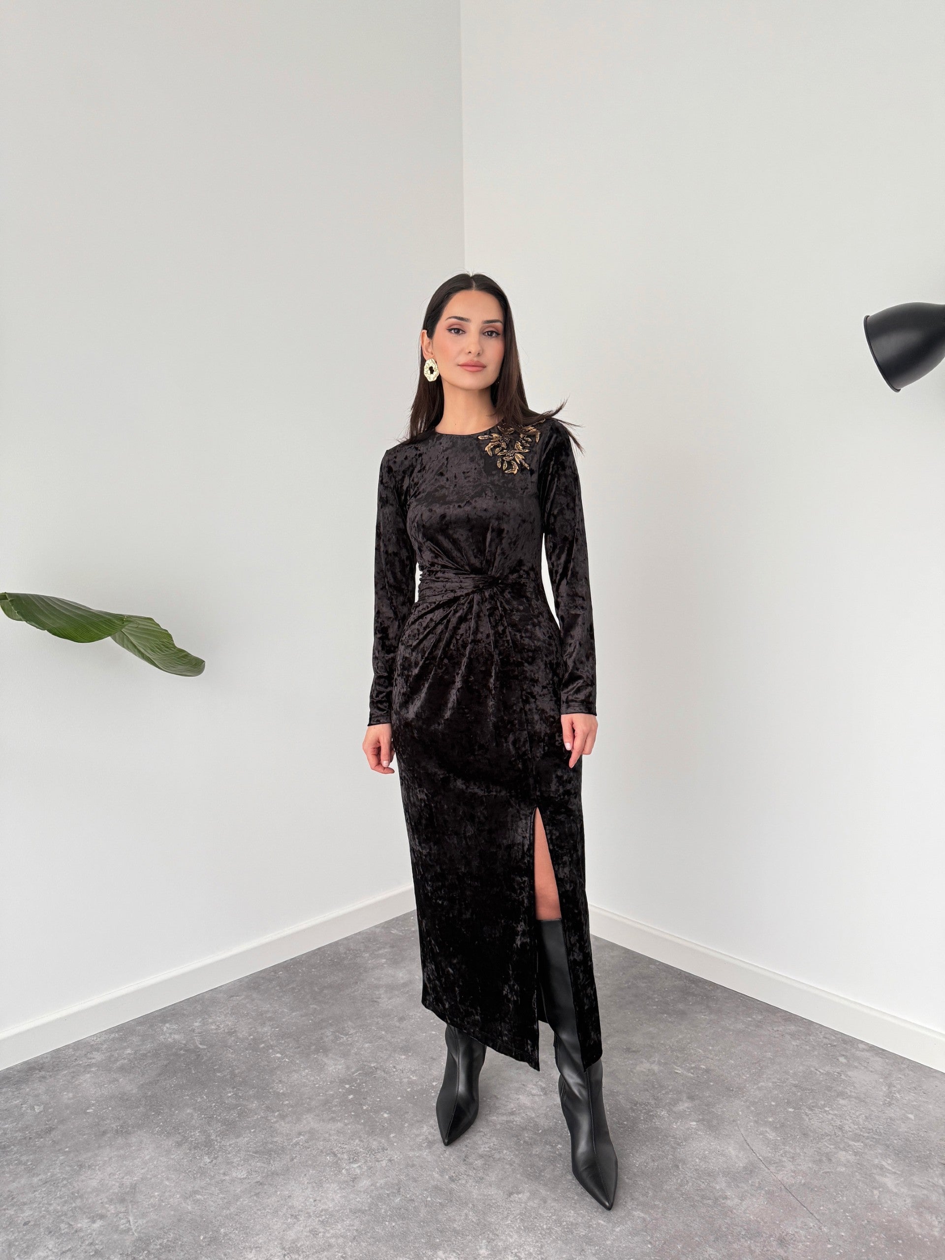 HAND EMBROIDERY DETAILED SLIT VELVET DRESS